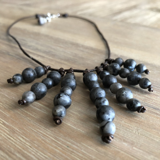 LEATHER NECKLACE AND EARRINGS NATURAL GRAY AGATE STONE