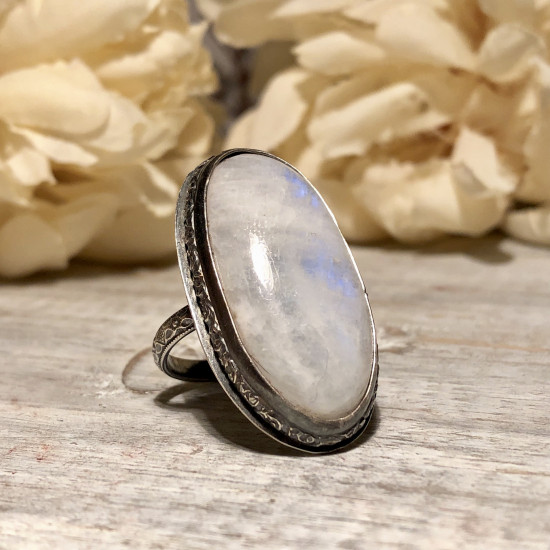 NATURAL RAINBOW MOONSTONE OVAL RING NATURAL RAINBOW MOONSTONE OVAL RING