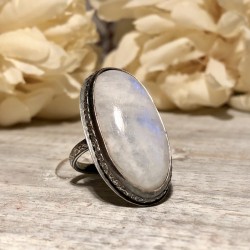NATURAL RAINBOW MOONSTONE OVAL RING NATURAL RAINBOW MOONSTONE OVAL RING